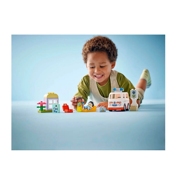 LEGO Duplo Ambulance & Driver (10447) - Image 4