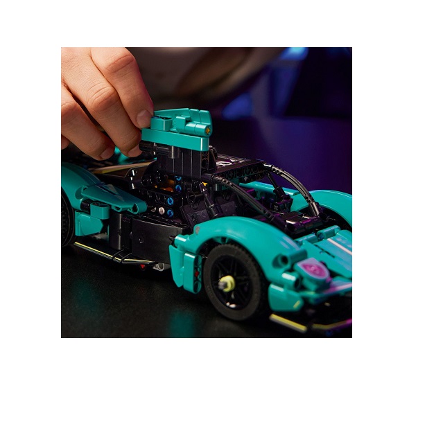 LEGO Technic Aston Martin Valkyrie (42208) - Image 4