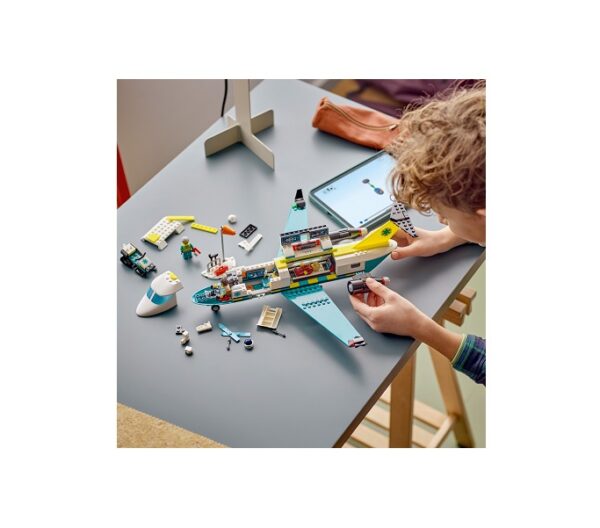 LEGO City Emergency Air Ambulane Airplane (60465) - Image 4