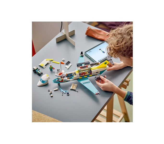 LEGO City Emergency Air Ambulane Airplane (60465) - Image 4