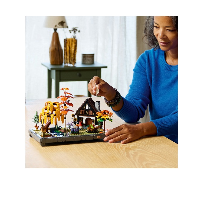 LEGO Icons Autumn Cottage Garden (11372) - Image 3